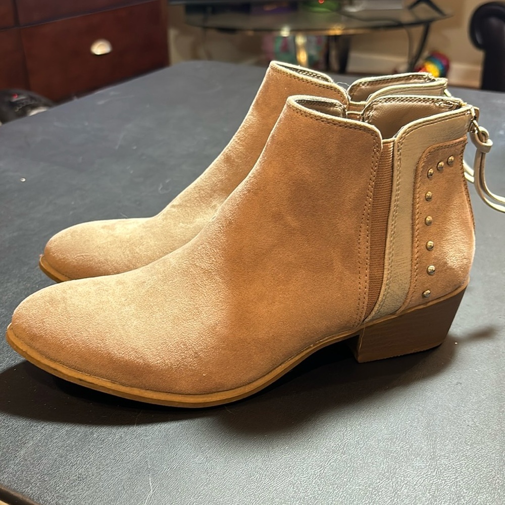 NEW Adorable Candie’s tan booties size 8
